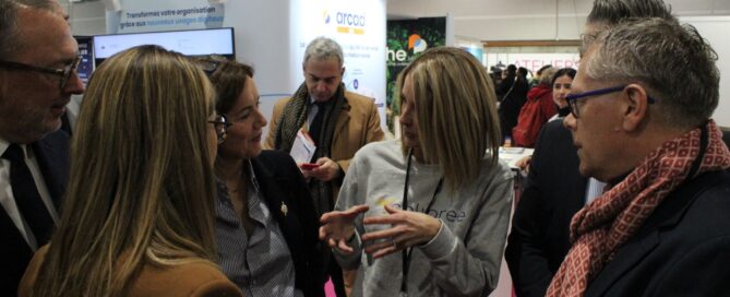 Discussion de groupe avec la filière ISHE et la start-up Colibree à la Silver Economy Expo.