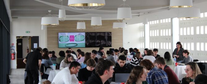 Étudiants travaillant en groupe lors du hackathon LAB’O x ISC