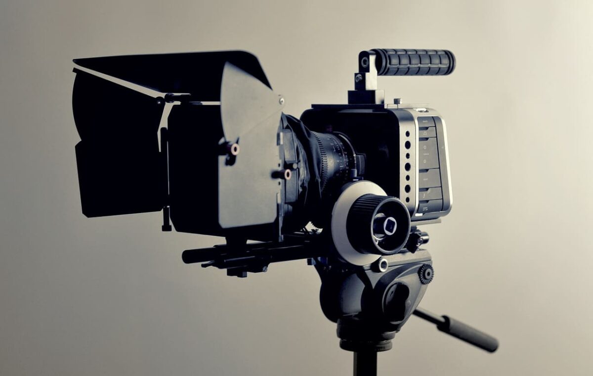 Caméra de cinéma sur fond blanc