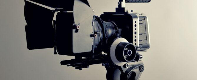 Caméra de cinéma sur fond blanc