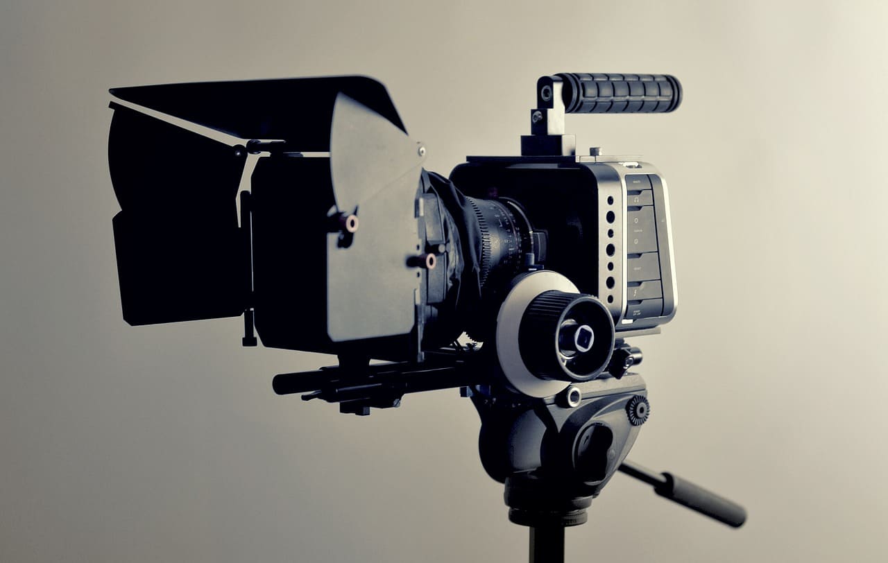 Caméra de cinéma sur fond blanc