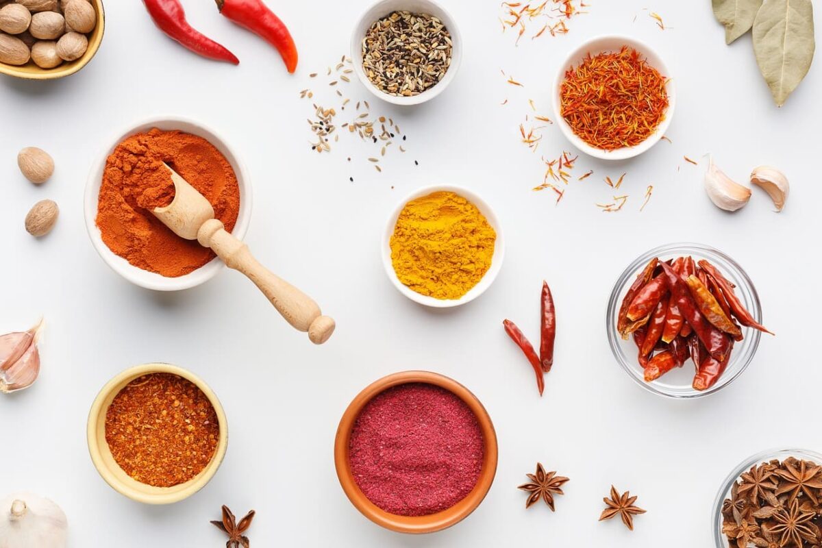 Assortiments d’épices sur une table