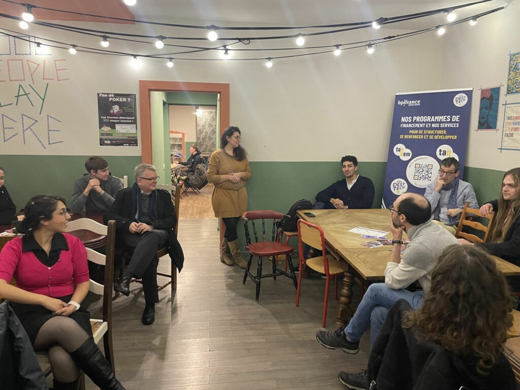 Les étudiants réunis au deeptech afterwork de TT Booster